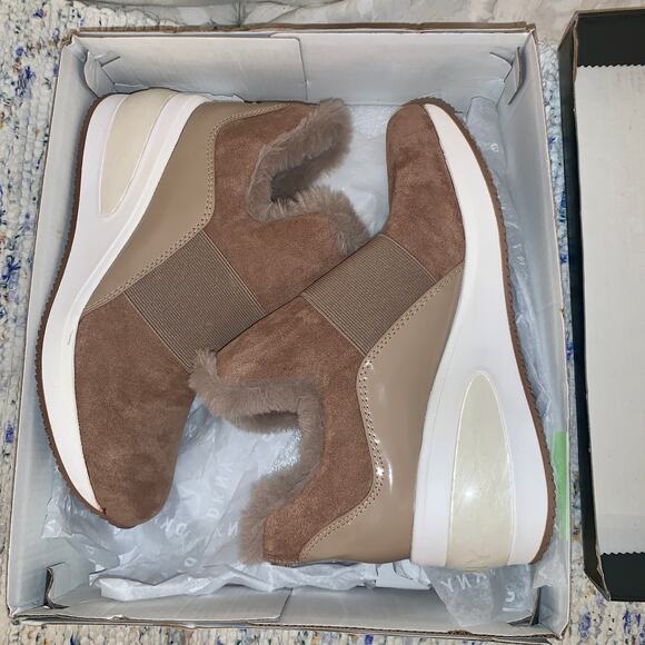 NEW IN BOX DKNY BORG FUR TRIM WEDGE SNEAKER BOOTS 8 TAUPE - Picture 5 of 5